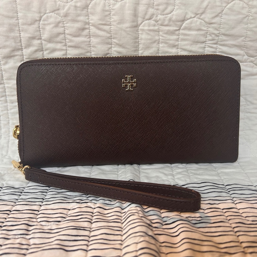Tory Burch York Zip Passport Continental Wallet – Dark Walnut